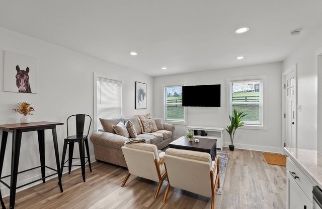 Elkhorn Cottage - Peaceful Creekside Stay