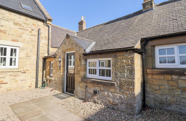 ELM COTTAGE, pet friendly, with hot tub in Warenford