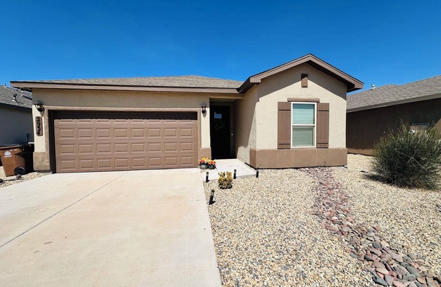 Elvis’s Cozy Casa- Charming 3 bedroom,2 bathroom home w/Mountain views