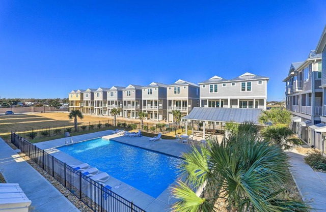 Emerald Isle Condo Less Than Half-Mi to Beach!