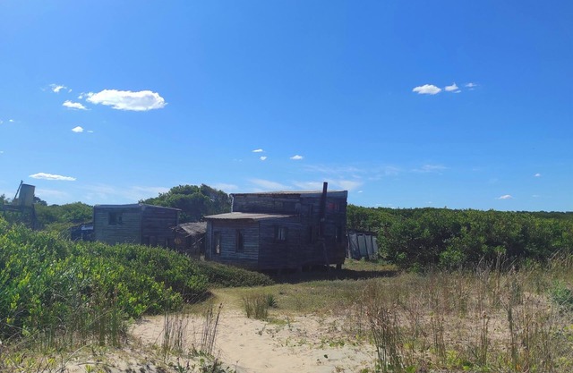 Encantadora casa de dos habitaciones en Barra de Valizas frente a la playa