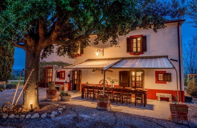 Enchanting Casale for 14 in Tuscany