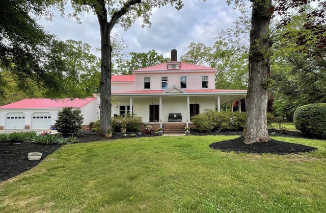 Enchanting Historical1906 Modern Farmhouse: Perfect Blend of History and Comfort