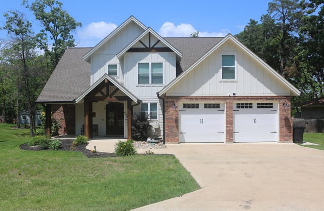 Enchanting Lakefront Haven/Massive Outdoor Space