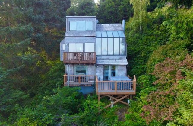 Enchanting Ocean Views and Hot Tub at The Burrow