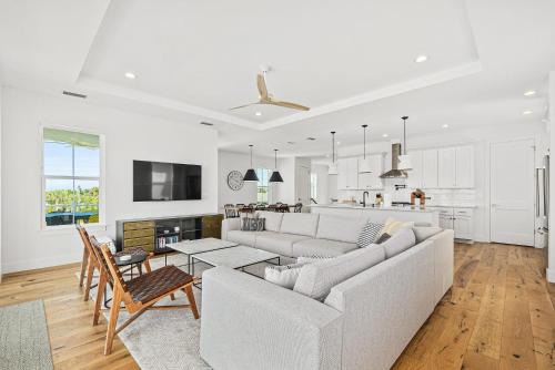 Endless Summer Oasis- Luxury 5br, heated pool, elevator, steps to ocean!