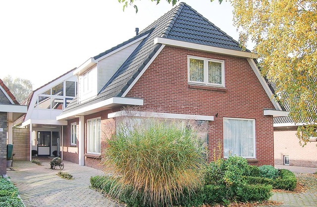 Enjoy a comfortable vacation with your family and friends in this extremely well maintained and beau