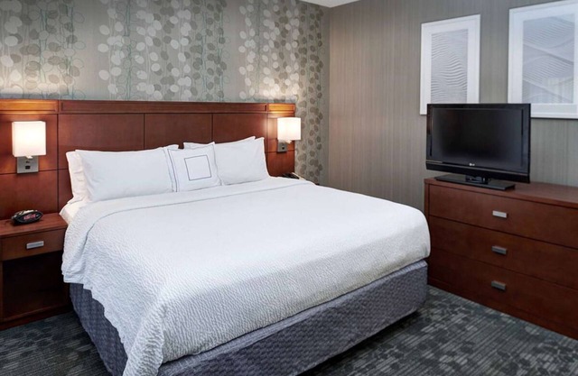 Enjoy a Hassle-Free and Suiting Stay! 4 Relaxing Units, Pool, Pets Allowed!