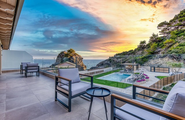 Enjoy a private swimming pool & a barbecue station just 2 steps from the beach.