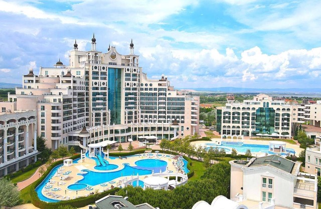 Enjoy a relaxing family vacation at the sea in Apartment Sunset resort C8-24