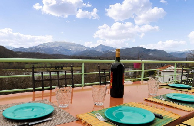 Enjoy an incomparable panorama in this modern vacation home near a lake.