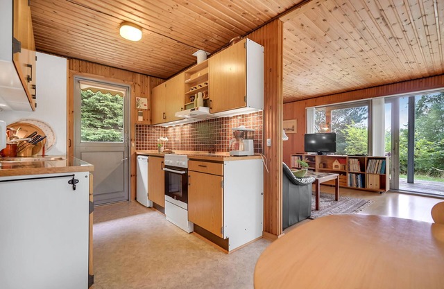 Enjoy real summer house atmosphere in this vacation home in Femmøller Bakker.