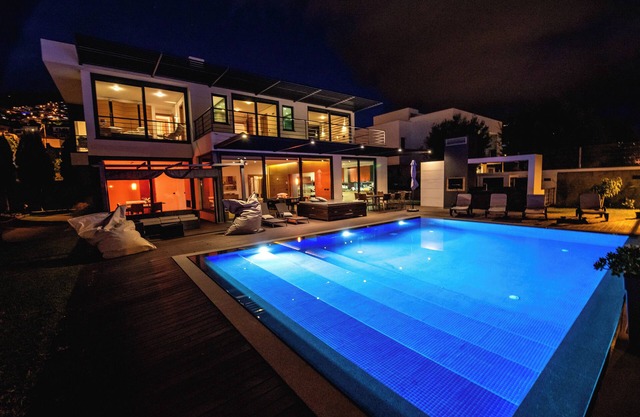 Enjoy the luxury of the villa and the amazing view of Funchal Bay!