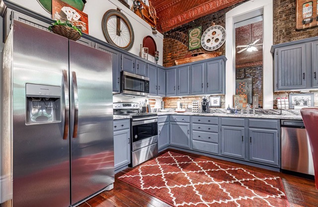 Enjoy the rich history. Best location in downtown! Large 2 bedroom apartment.