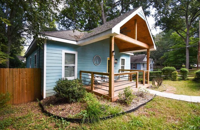 Entertainers paradise close to airport