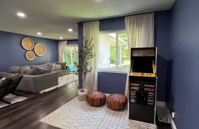 Entire 5 br, tri-level Home Family, Fun, Relax & dreamy park like yard!