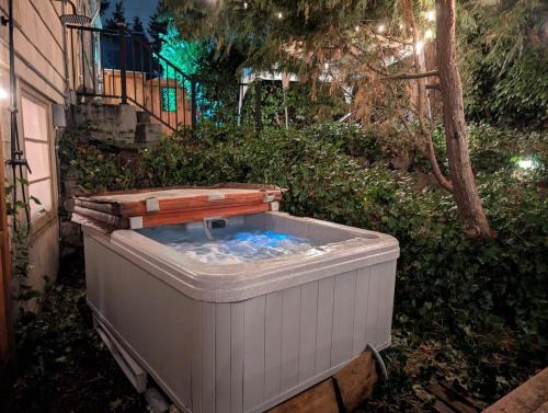 Entire ADU with hottub