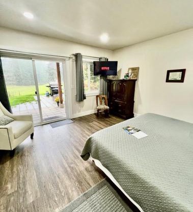 Entire Guest Suite on Orcas Island Golf Course
