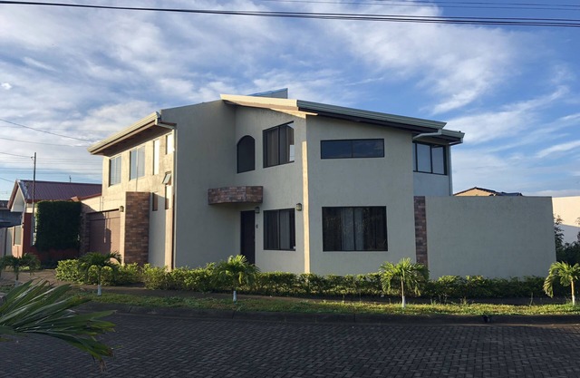 Entire House 4BD Nice View 5miles from Airport