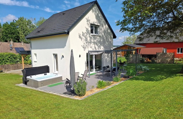 Entire house between countryside and town with Spa