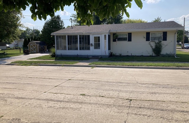 Entire house two blocks from Lake Erie beach & one block from park/playground