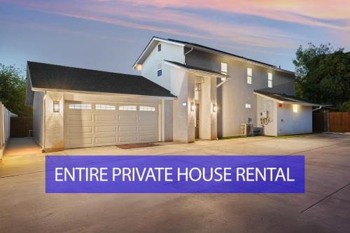 Entire Private 3BR - 2Bth w Yard, Parking, King Bed, Hot Tub