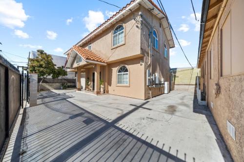Entire Private Spacious 4-Bed 4-Bath House w Garage, Gated Yard, Available Now
