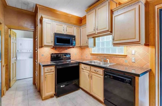 Entire Unit Relaxing 2 Bedroom Suite FAST WIFI