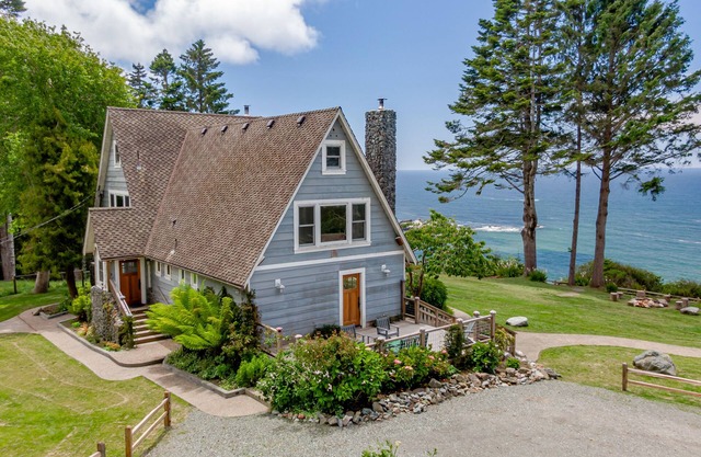 Epic view on ocean bluff, pickleball, park-like yard, fast WiFi, Craftsman home