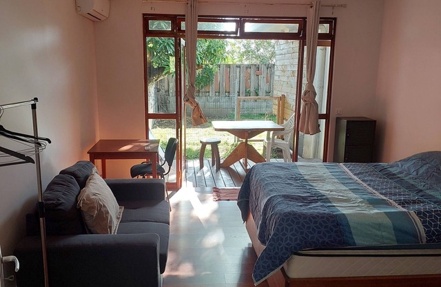 Equipped studio with pet-friendly garden area close to foodtruck for dinner.