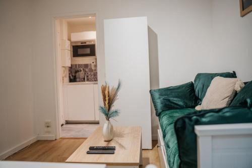 Escapade à deux ou en télétravail, Studio calme avec Parking gratuit, WiFi rapide, proche ligne 14, Paris centre et Aéroport d'Orly