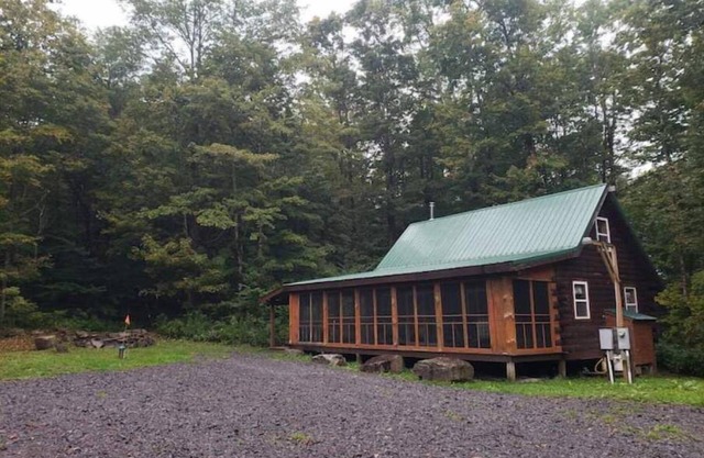 Escape to a Cozy Cabin Loft: Secluded and Serene