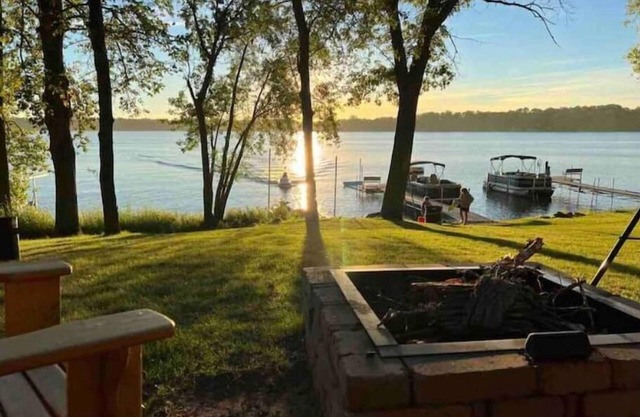 Escape to our updated cozy Lakeside Cabin-great sunset views-1 hour from Cities