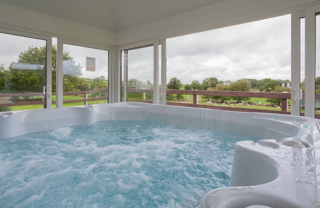Escape to the Country - Beautiful mountain views & private hot tub