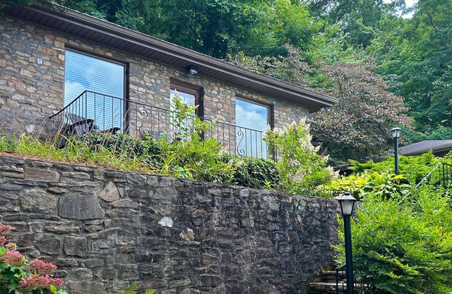Escape to tranquility at this Lake Junaluska cabin w/stunning views & amenities