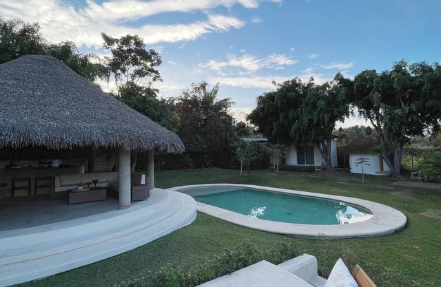Espaciosa y refinada casa campirana. Con alberca climatizada, jacuzzi y palapa.