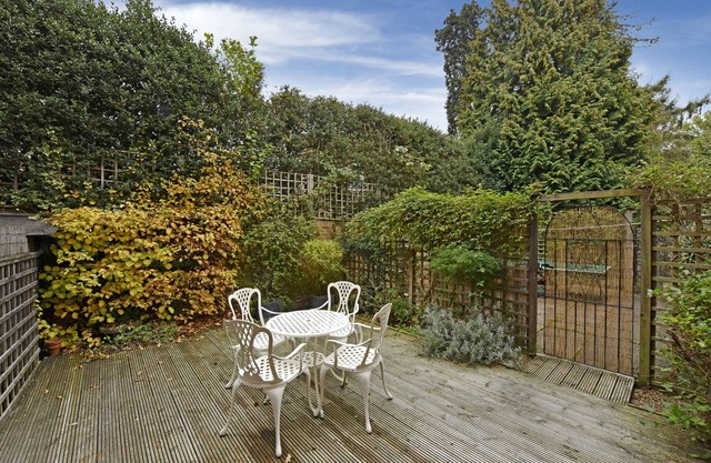 Evancourt Apartment - 2BR apartment 30 mins from London