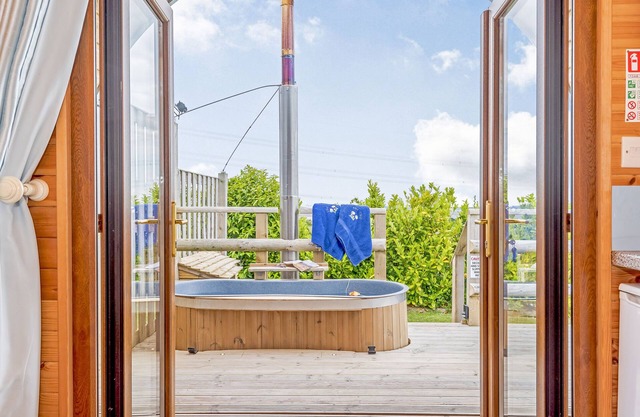 EWE TWO, romantic, character holiday cottage, with hot tub in Northop