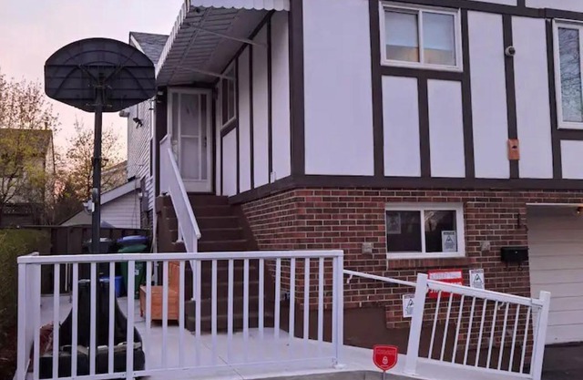 Excellent Top Level 3 Bedroom House With Excellent Location!