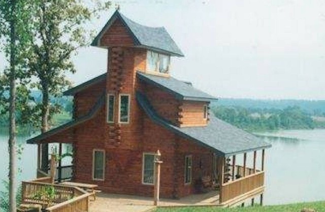 Exceptional views of the Ohio River and accommodates 2 boats