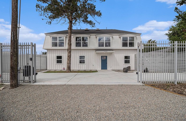 Exceptionally designed 1 bedroom 1 bath just minutes from NRG & Medical Center