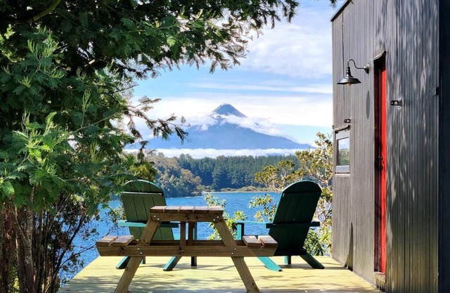 Exclusiva Cabin en tranquilo campo a orillas del lago con vista a volcanes - hot tub privado