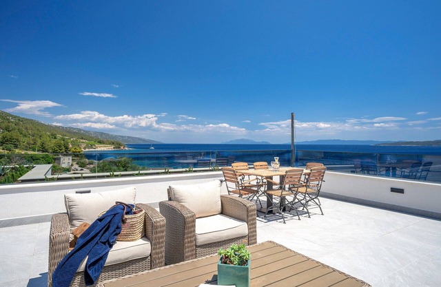 Exclusive 3-bedroom Seafront Suite with jacuzzi