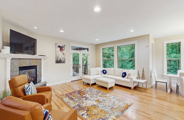 Exclusive Eugene retreat close to university with natural forest calm