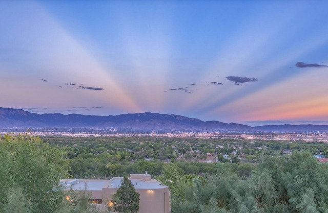 Exclusive views, private pool, desert paradise!