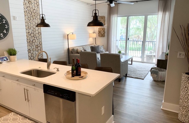 EXECUTIVE 1 BEDROOM SUITE w/WATERVIEW - Riverwalk Downtown Tampa