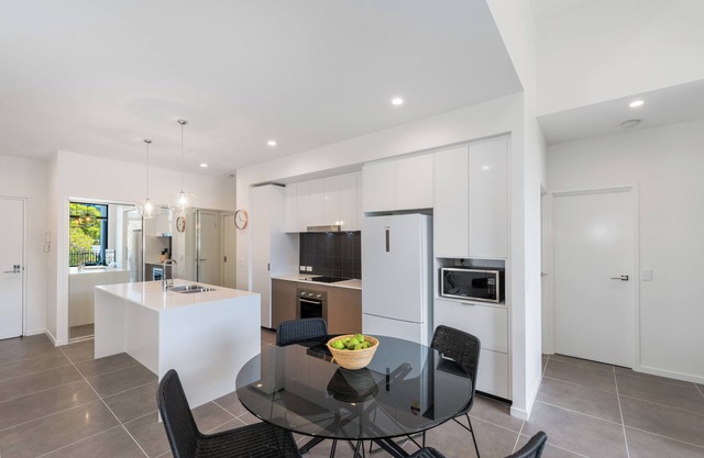Executive 3BR Bulimba apartment near Oxford St shops and restaurants