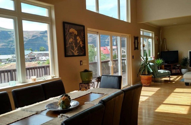 Executive home in the incredible Columbia Gorge Basin on the Columbia River