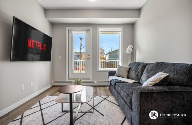 Executive Suite in Inglewood with 2 Bedroom Parking AC and King Bedroom