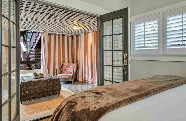 Expansive 2-Room King Suite, Walk to Downtown Calistoga